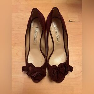 OSCAR DE LA RENTA burgundy Red Suede Peep Toe Pumps Sz 7 Or 37.5 Roses Heels 3”